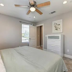 Holiday home Two-story Near Oak Park Brewing!, Sacramento